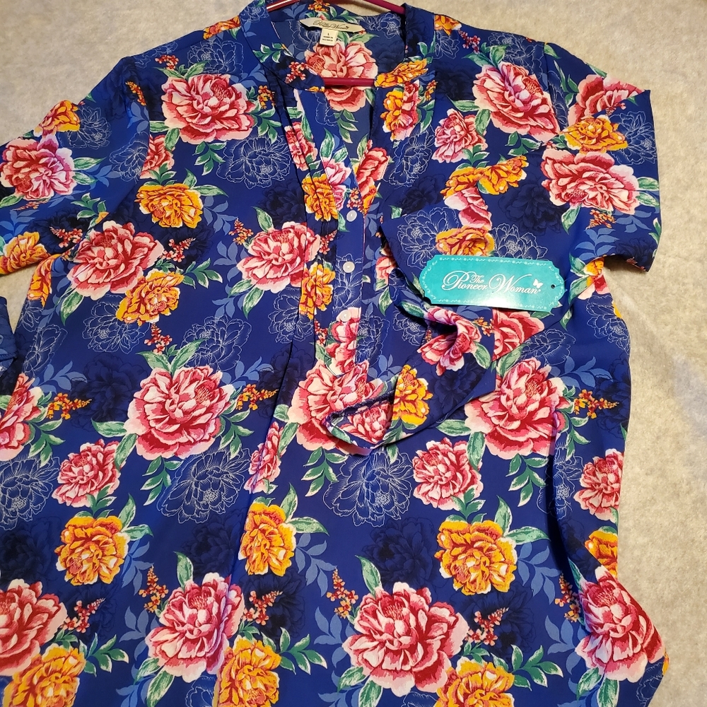 Pioneer Woman ruffled light blouse